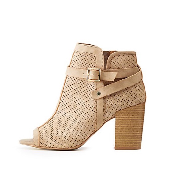 ✨HP✨ Cute Pinhole Buckle Booties - Picture 4 of 7